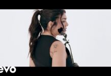 Ángela Leiva lanza una nueva versión de Amiga traidora